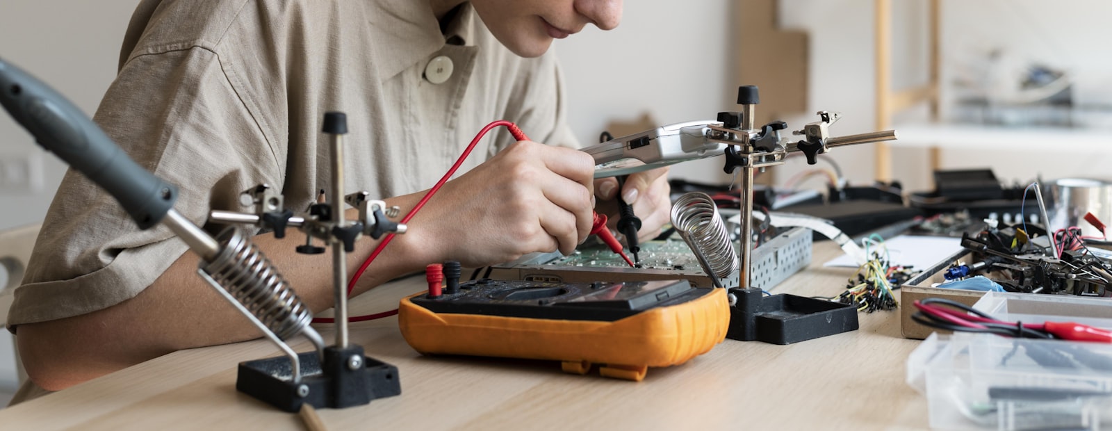 Elektronik kart üzerinde çalışan teknisyen