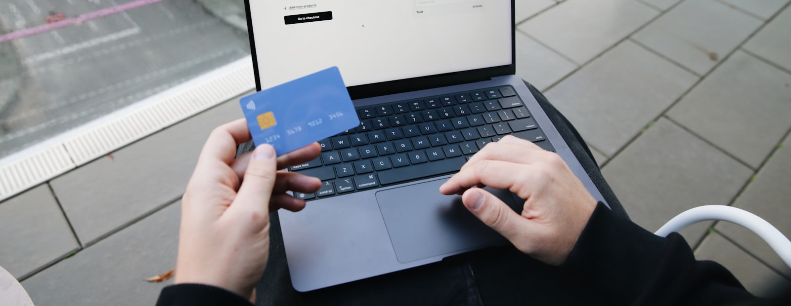 Dizüstü bilgisayarda kredi kartıyla online alışveriş