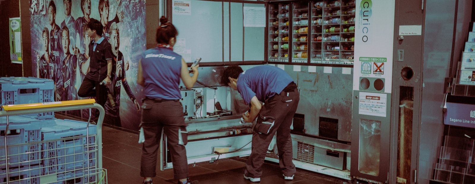 Sahada bir makineye servis veren iki teknisyen