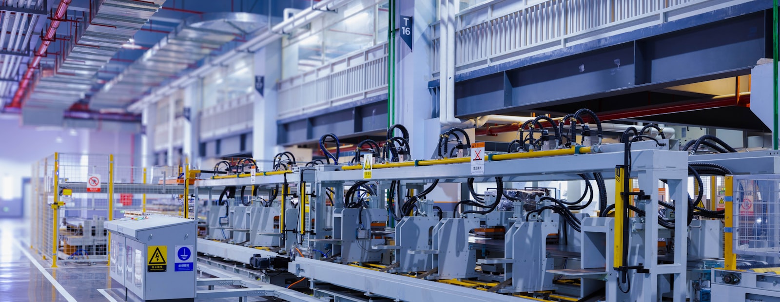 Fabrika içinde büyük bir üretim makinesi